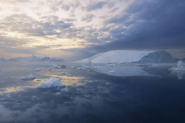 Iceberg di varie forme e dimensioni . — Foto Stock