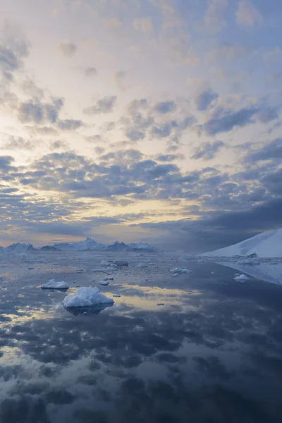 Icebergs de varias formas y tamaños . — Foto de Stock