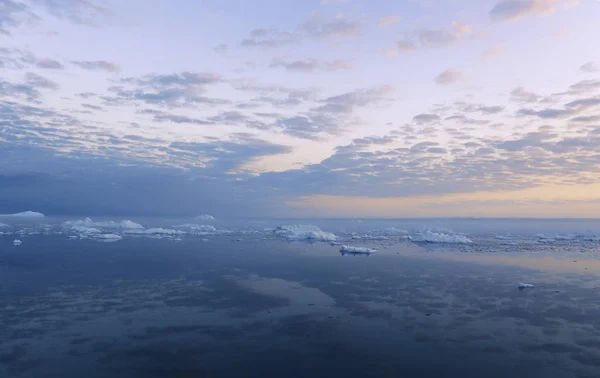 Icebergs de varias formas y tamaños . — Foto de Stock