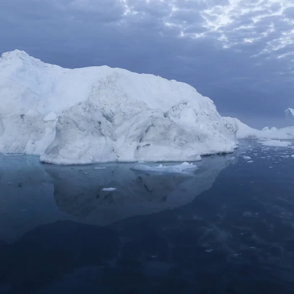 Icebergs de varias formas y tamaños . — Foto de Stock