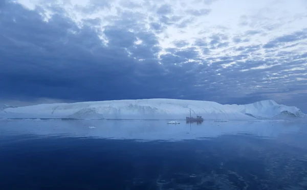 Icebergs de várias formas e tamanhos . — Fotografia de Stock