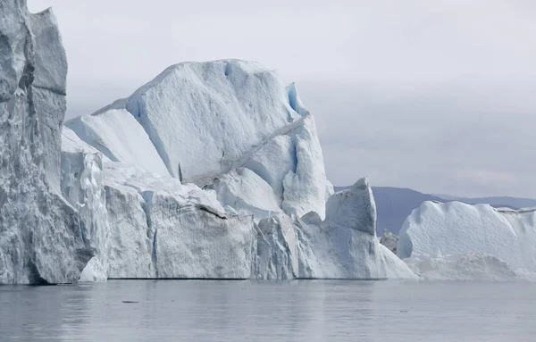 Icebergs de différentes formes et tailles . — Photo