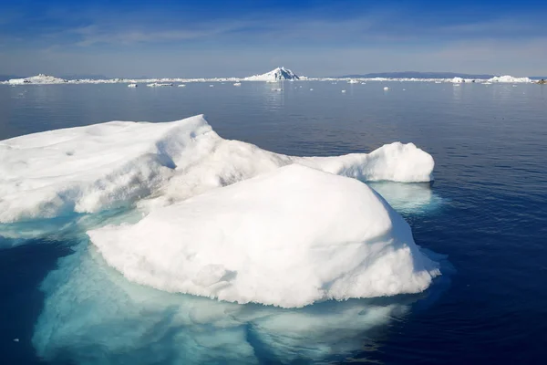 Icebergs de varias formas y tamaños . —  Fotos de Stock