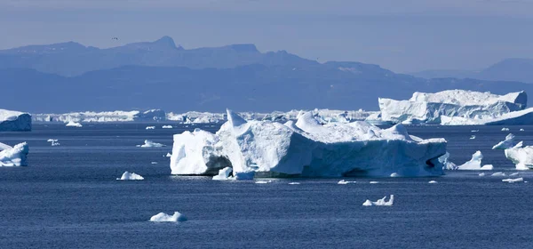 Icebergs de varias formas y tamaños . —  Fotos de Stock