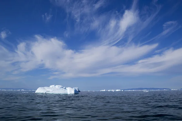 Icebergs of various forms and sizes. — Stock Photo, Image