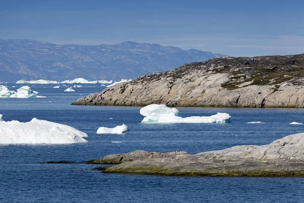 Eisberge in verschiedenen Formen und Größen. — Stockfoto