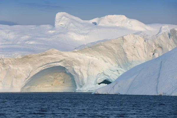 Icebergs de différentes formes et tailles . — Photo