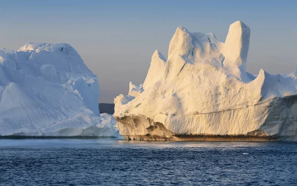 Icebergs de varias formas y tamaños . — Foto de Stock