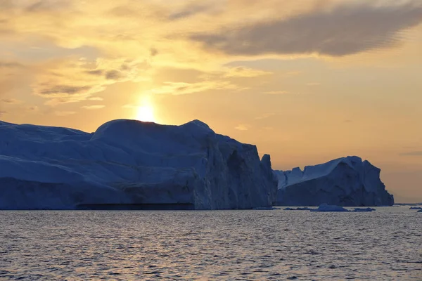 Iceberg di varie forme e dimensioni . — Foto Stock