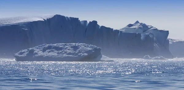 Icebergs de différentes formes et tailles . — Photo