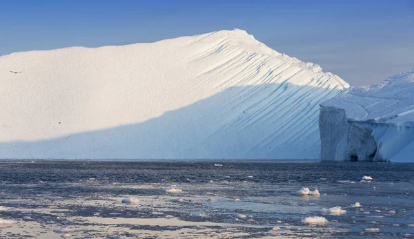 Isberg i olika former och storlekar. — Stockfoto