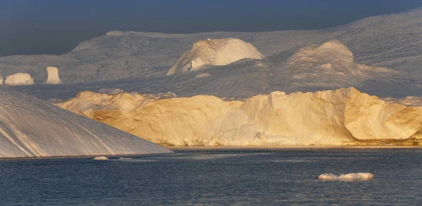 Icebergs of various forms and sizes. — Stock Photo, Image