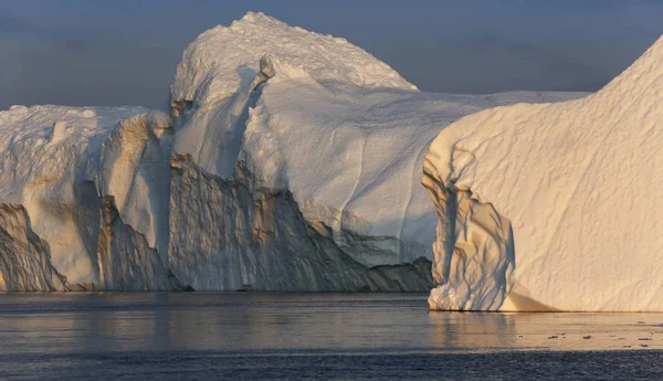 Icebergs de différentes formes et tailles . — Photo