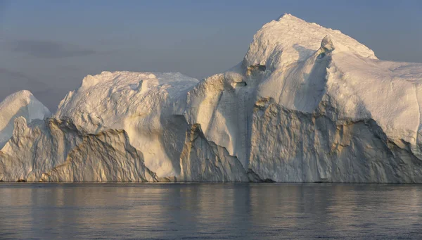 Icebergs de différentes formes et tailles . — Photo