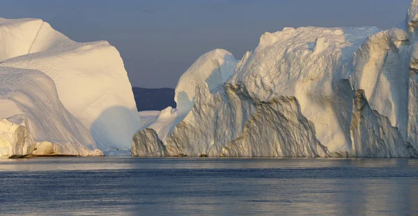 Icebergs de différentes formes et tailles . — Photo