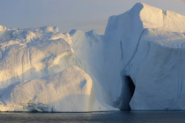 Icebergs de várias formas e tamanhos . — Fotografia de Stock