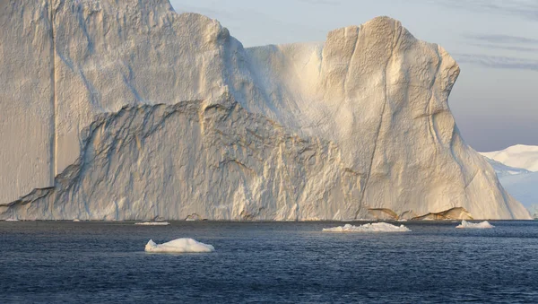 Icebergs de différentes formes et tailles . — Photo