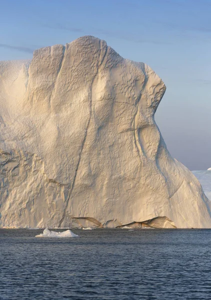 Góry lodowe o różnych kształtach i rozmiarach. — Zdjęcie stockowe