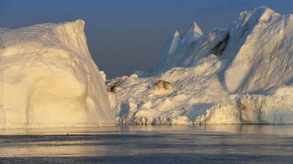 様々 な形や大きさの氷山. — ストック写真