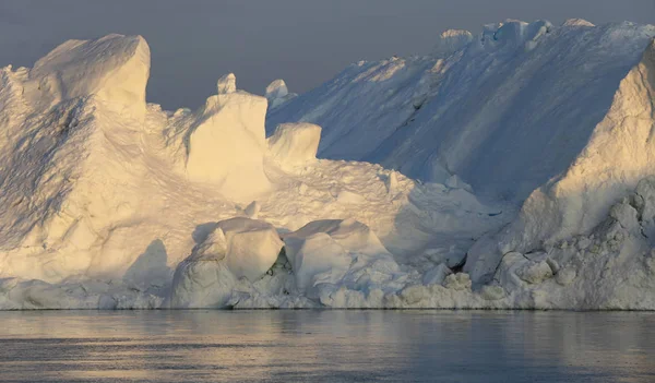 Ledové kry z nejrůznějších tvarů a velikostí. — Stock fotografie
