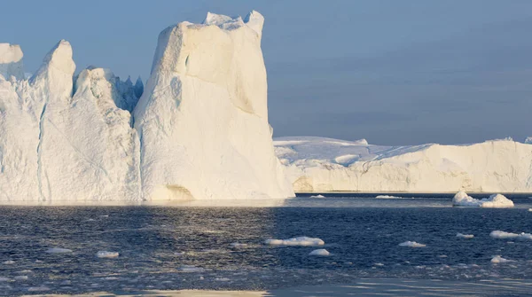 Eisberge in verschiedenen Formen und Größen. — Stockfoto