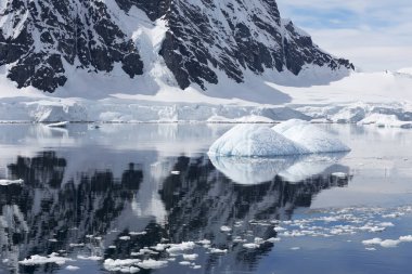 Buzdağları çeşitli formları ve boyutları.