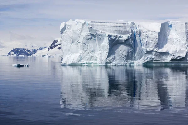 Icebergs de várias formas e tamanhos . — Fotografia de Stock