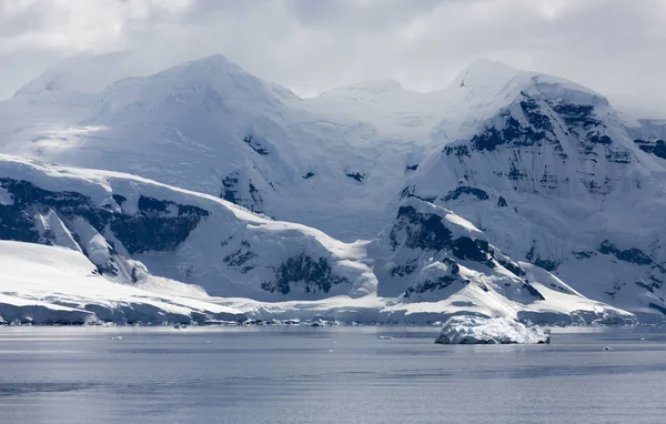 Eisberge in verschiedenen Formen und Größen. — Stockfoto