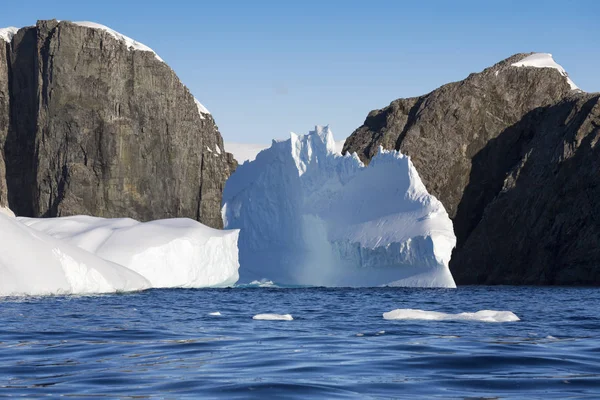 Icebergs de différentes formes et tailles . — Photo