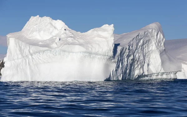 Icebergs de várias formas e tamanhos . — Fotografia de Stock