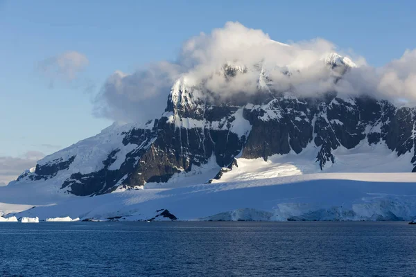 Icebergs de différentes formes et tailles . — Photo