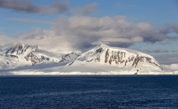 Iceberg di varie forme e dimensioni . — Foto Stock