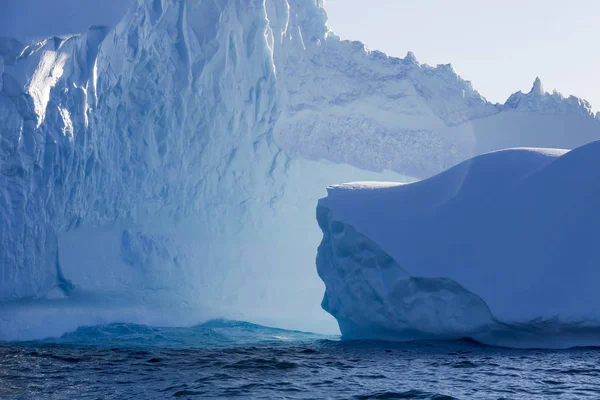 Iceberg di varie forme e dimensioni . — Foto Stock