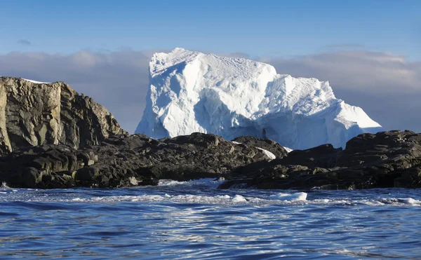 Icebergs de varias formas y tamaños . Fotos De Stock