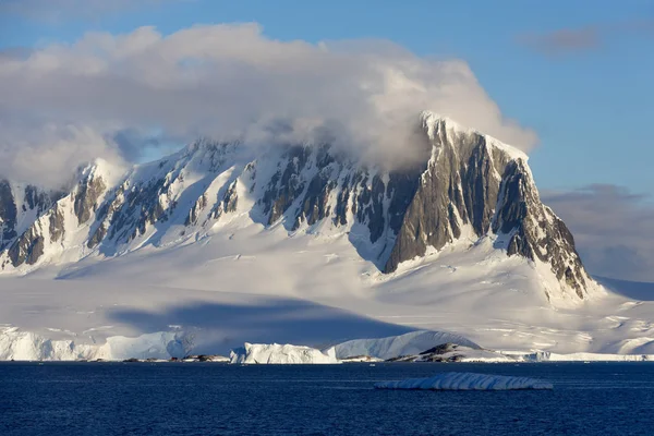 Icebergs de varias formas y tamaños . Imágenes De Stock Sin Royalties Gratis