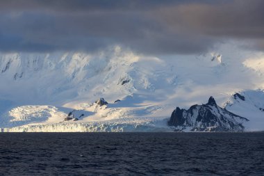 Antarktika kıyısında