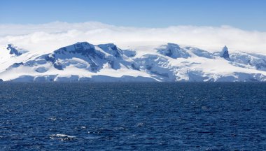 Antarktika kıyısında