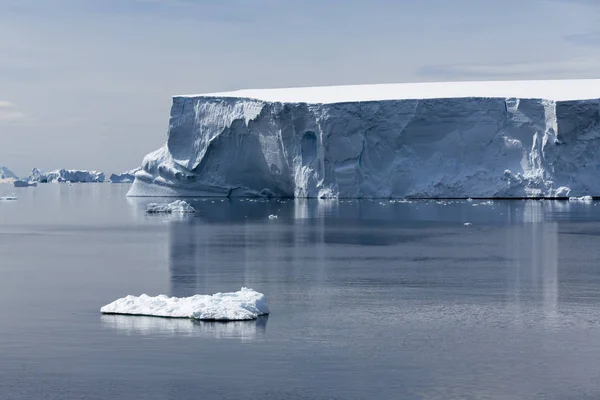Az Antarktisz partjainál — Stock Fotó