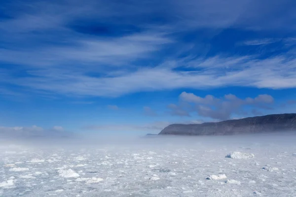 Isberg i kallt vatten — Stockfoto