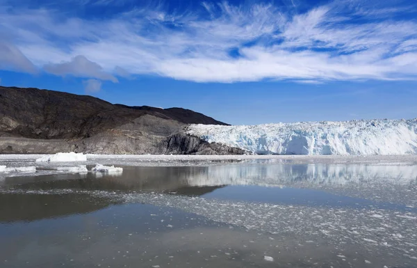 Ledovce ve studené vodě — Stock fotografie