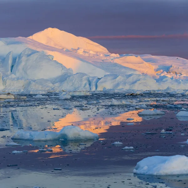 Icebergs em água fria — Fotografia de Stock