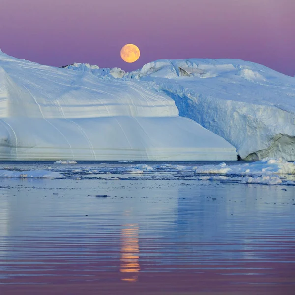 Isberg i kallt vatten — Stockfoto