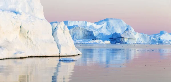 Icebergs en agua fría — Foto de Stock