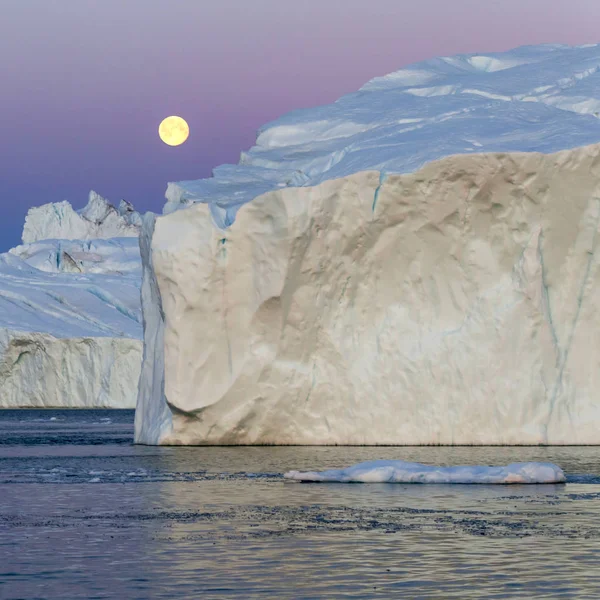 在冷水中的冰山 — 图库照片