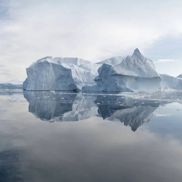 冷たい水の中の氷山 — ストック写真