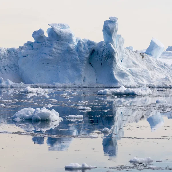 冷たい水の中の氷山 — ストック写真