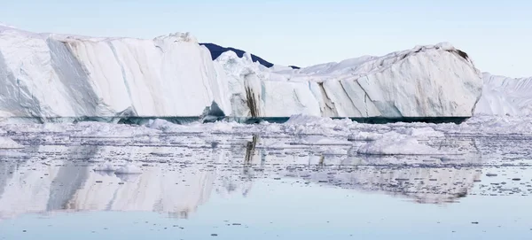 Айсберги в холодній воді — стокове фото