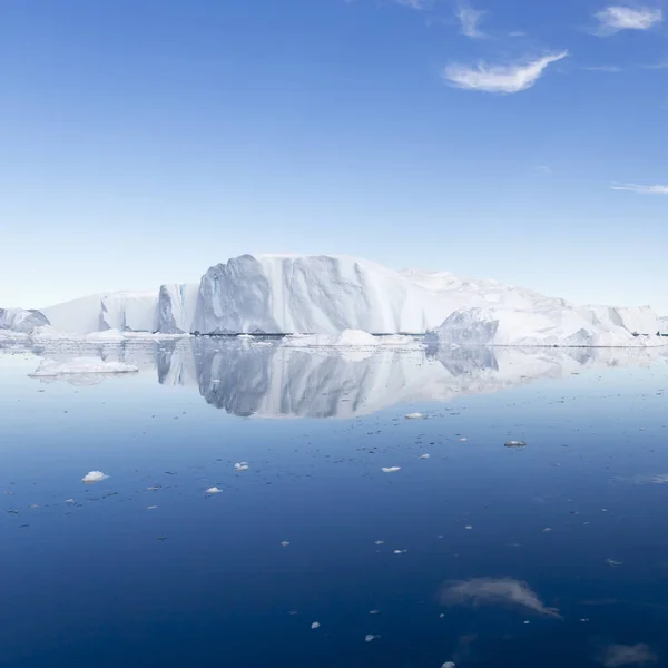 Айсберги в холодній воді — стокове фото