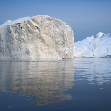 Dünya'nın kutup bölgeleri. Buzdağları çeşitli formları ve boyutları. İklim değişiklikleri ve ortalama sıcaklığı dünyanın büyüme. Kutup ICES ve felaket çözdürme azalma.