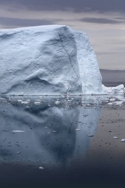 Dünya'nın kutup bölgeleri. Buzdağları çeşitli formları ve boyutları. İklim değişiklikleri ve ortalama sıcaklığı dünyanın büyüme. Kutup ICES ve felaket çözdürme azalma.